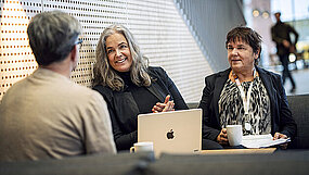 Glada konferensdeltagare