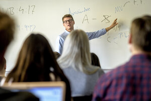 Lärare föreläser framför en klass